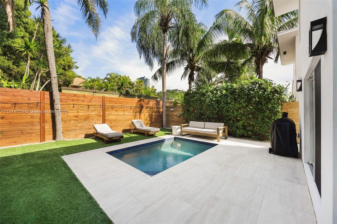 Active With Contract: $2,050,000 (4 beds, 4 baths, 2220 Square Feet)