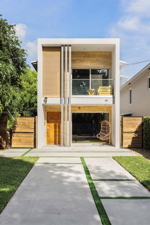 Active With Contract: $2,050,000 (4 beds, 4 baths, 2220 Square Feet)