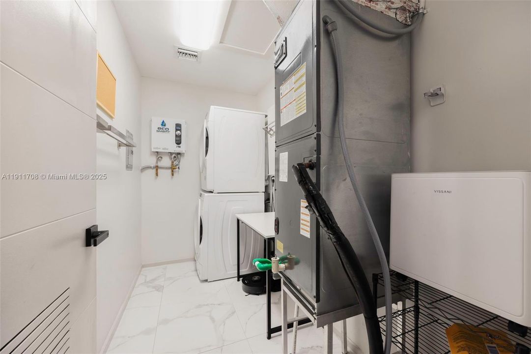 Active With Contract: $2,050,000 (4 beds, 4 baths, 2220 Square Feet)