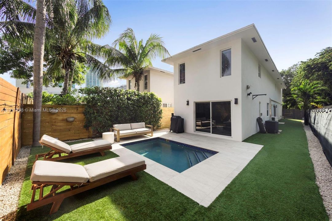 Active With Contract: $2,050,000 (4 beds, 4 baths, 2220 Square Feet)