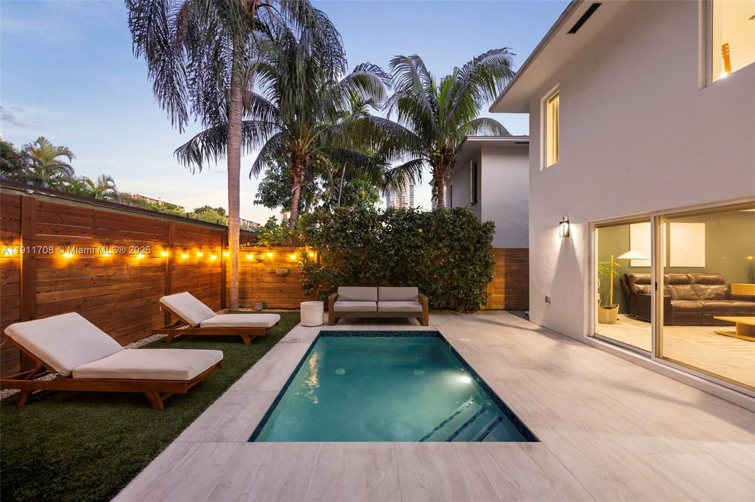 Active With Contract: $2,050,000 (4 beds, 4 baths, 2220 Square Feet)