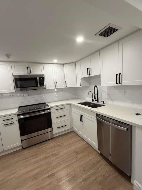 Activo con contrato: $3,200 (2 camas, 2 baños, 1130 Pies cuadrados)