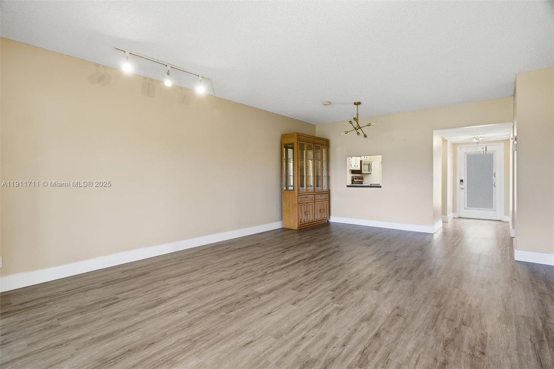 На продажу: $99,990 (2 спален, 2 ванн, 930 Квадратных фут)