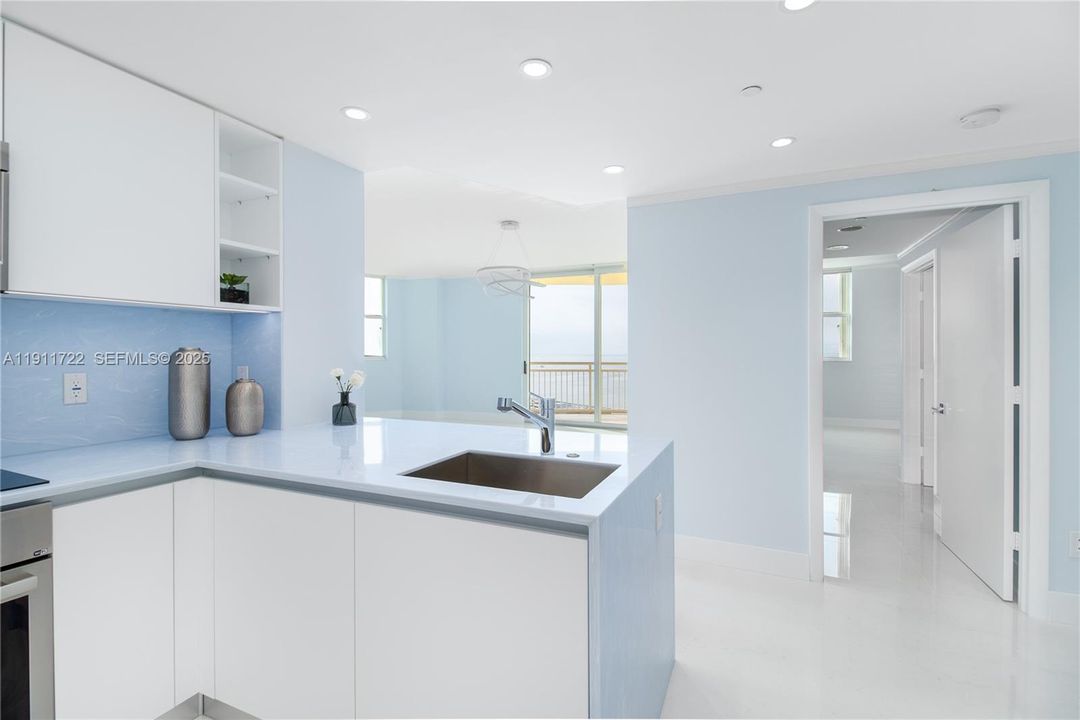 For Sale: $775,000 (2 beds, 2 baths, 1190 Square Feet)