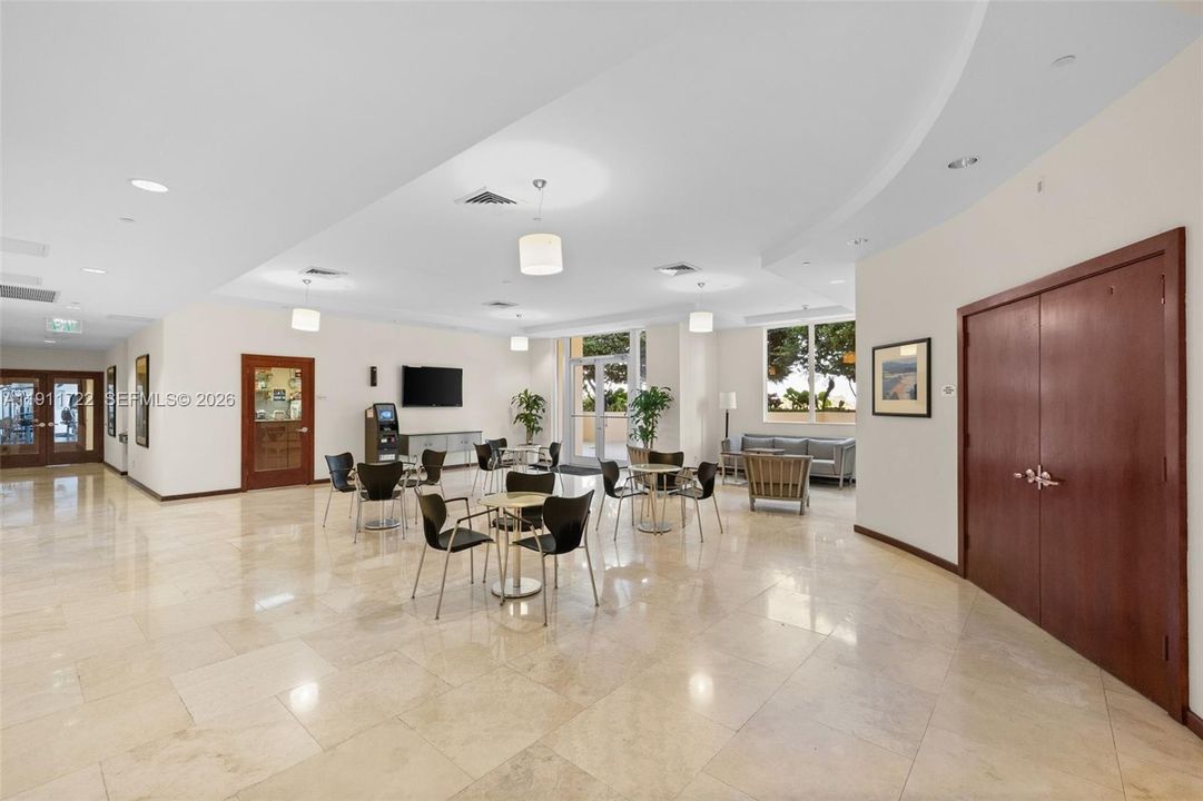 For Sale: $769,000 (2 beds, 2 baths, 1190 Square Feet)