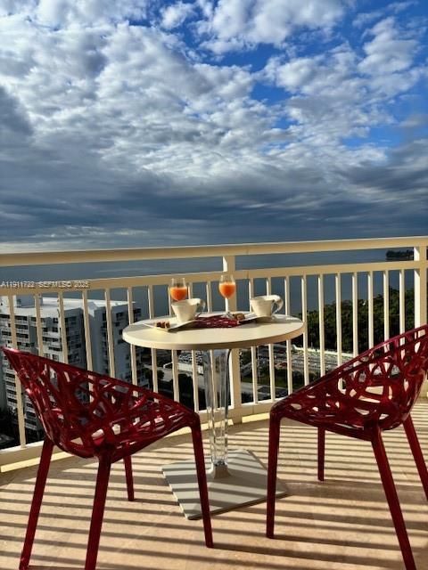 For Sale: $775,000 (2 beds, 2 baths, 1190 Square Feet)