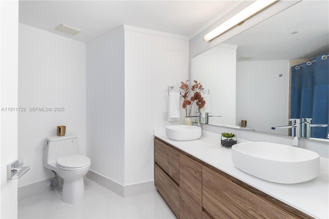 For Sale: $775,000 (2 beds, 2 baths, 1190 Square Feet)