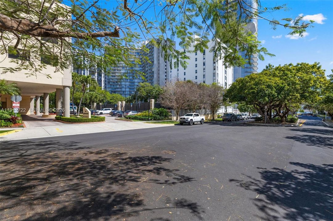 For Sale: $769,000 (2 beds, 2 baths, 1190 Square Feet)