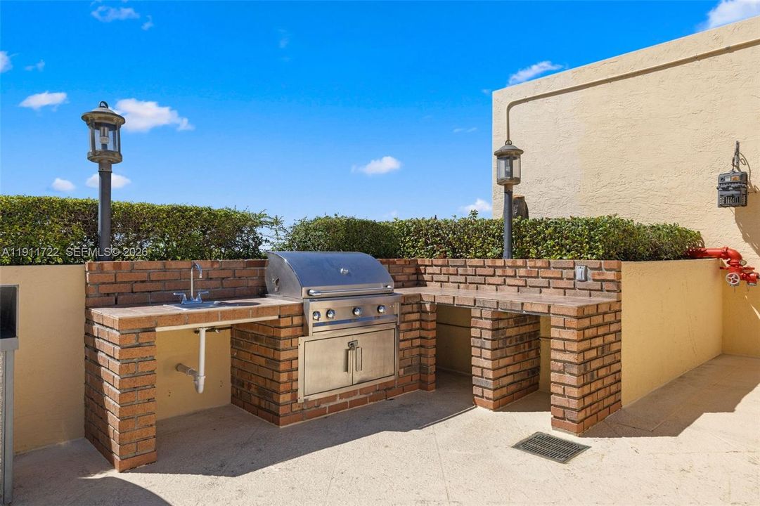 For Sale: $769,000 (2 beds, 2 baths, 1190 Square Feet)