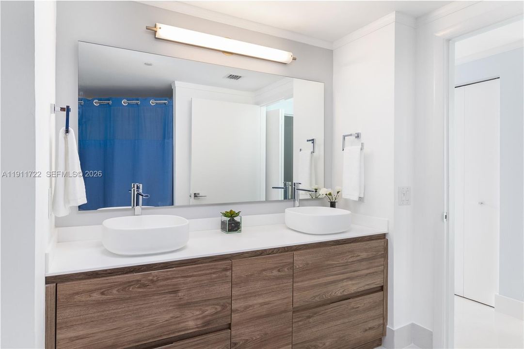 For Sale: $769,000 (2 beds, 2 baths, 1190 Square Feet)