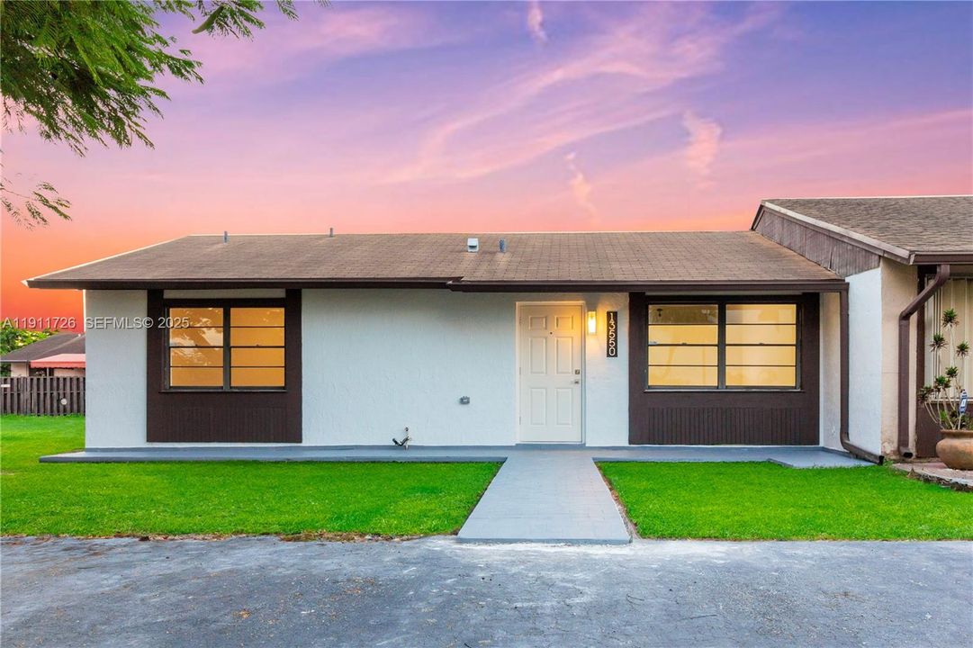 For Sale: $475,000 (2 beds, 2 baths, 986 Square Feet)