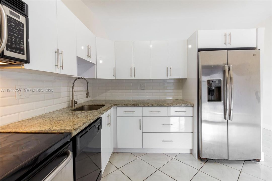 For Sale: $475,000 (2 beds, 2 baths, 986 Square Feet)