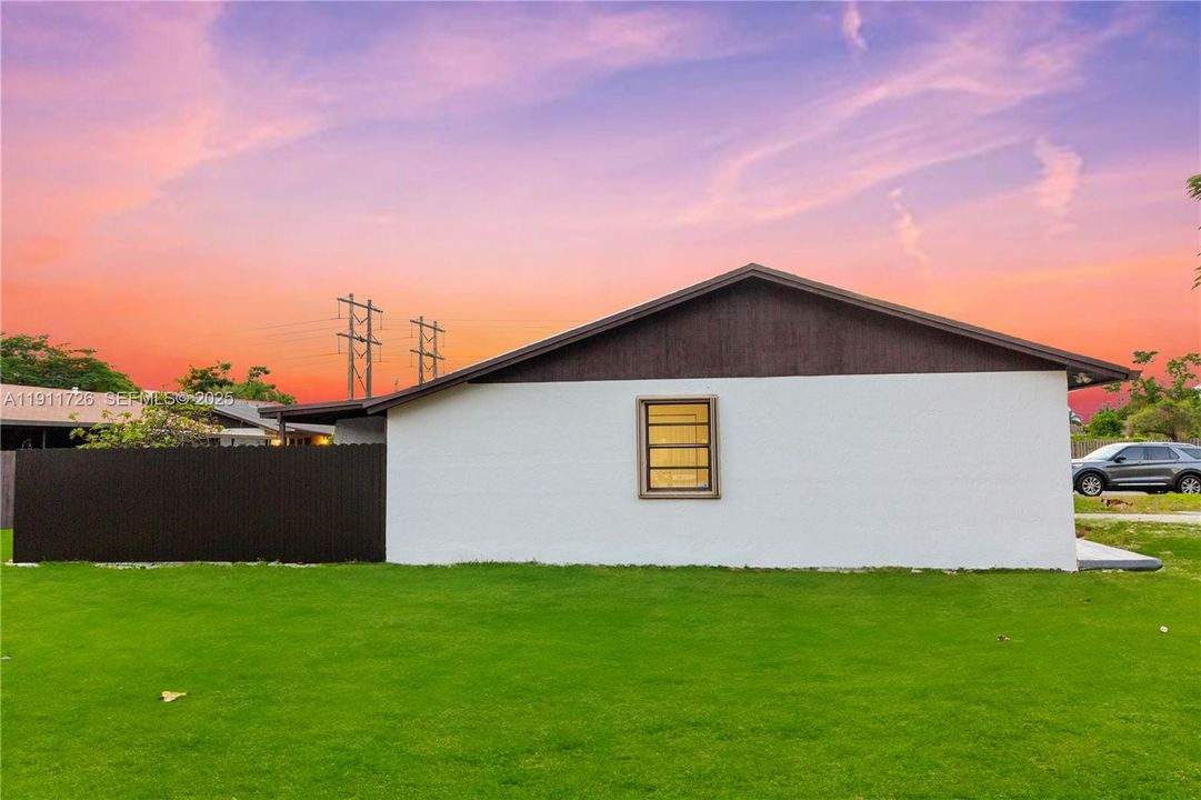 For Sale: $475,000 (2 beds, 2 baths, 986 Square Feet)