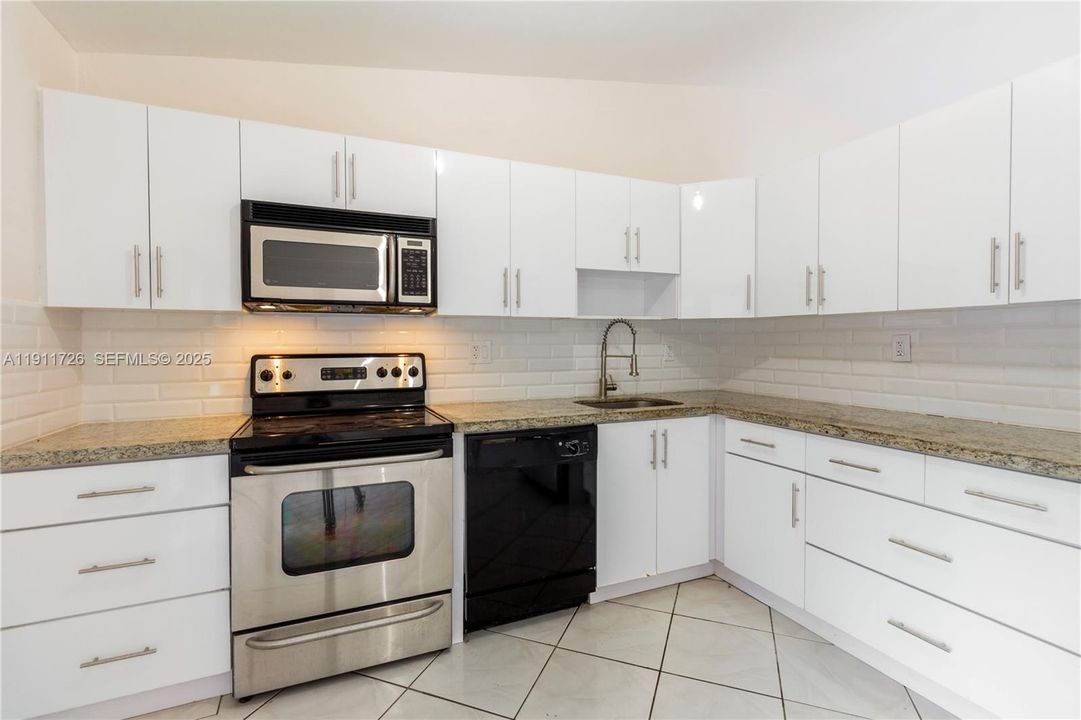 For Sale: $475,000 (2 beds, 2 baths, 986 Square Feet)