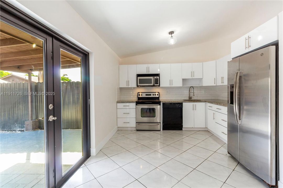 For Sale: $475,000 (2 beds, 2 baths, 986 Square Feet)