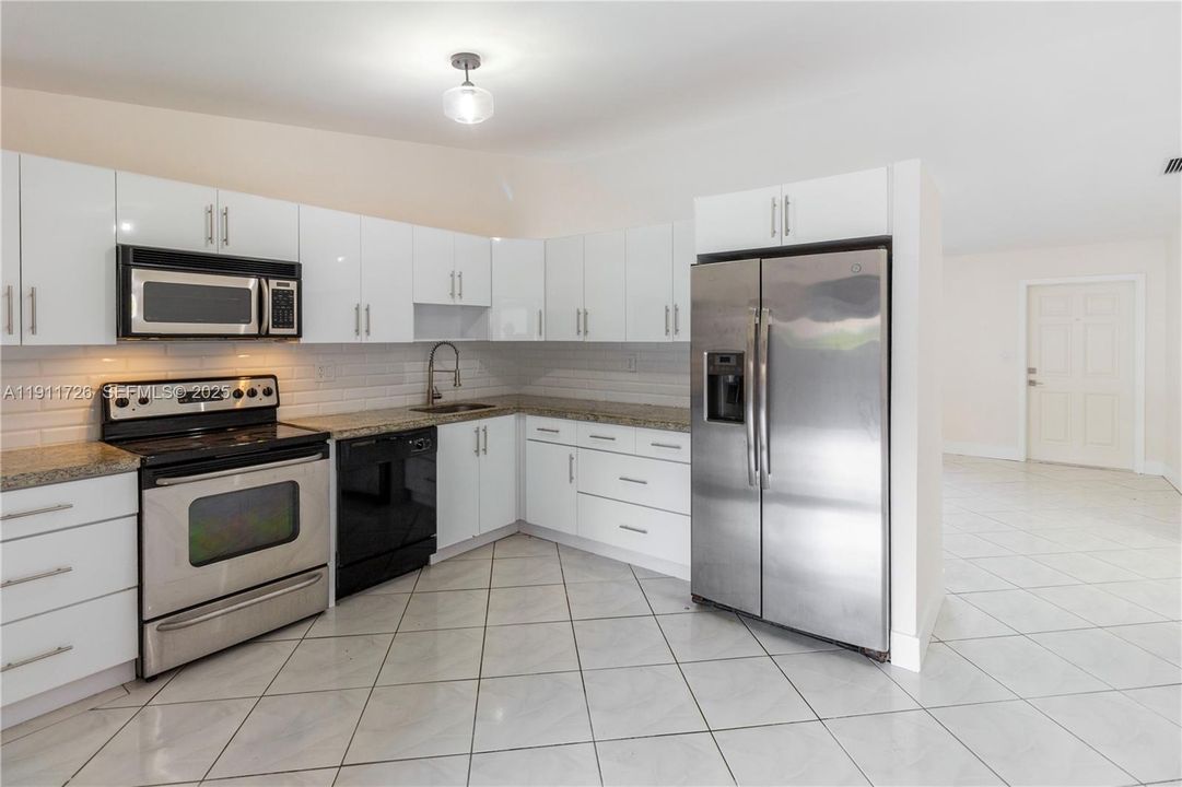 For Sale: $475,000 (2 beds, 2 baths, 986 Square Feet)