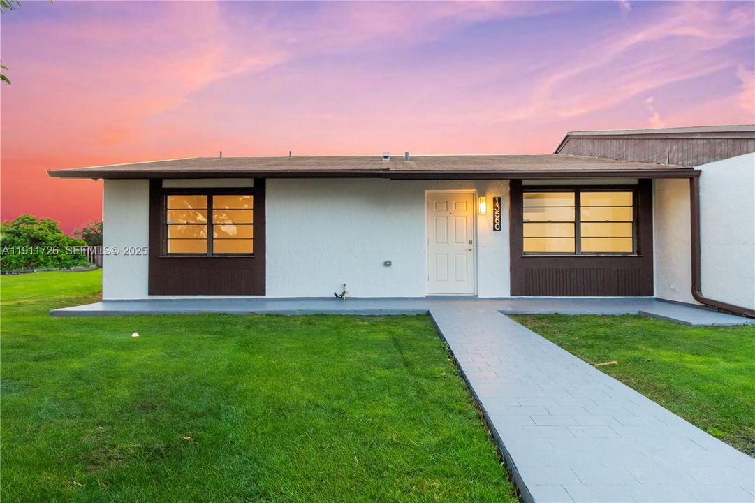 For Sale: $475,000 (2 beds, 2 baths, 986 Square Feet)