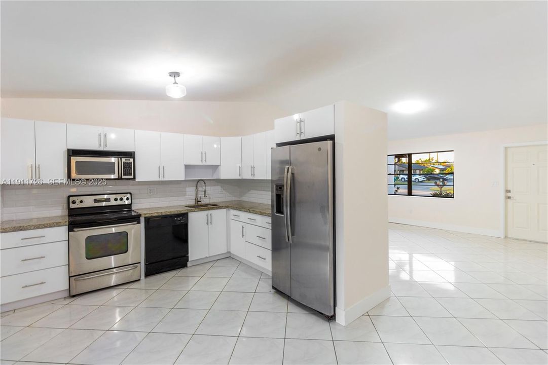 For Sale: $475,000 (2 beds, 2 baths, 986 Square Feet)