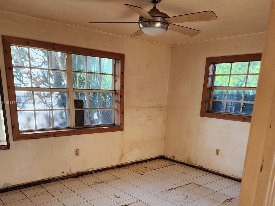 Под контрактом: $398,900 (2 спален, 1 ванн, 1300 Квадратных фут)