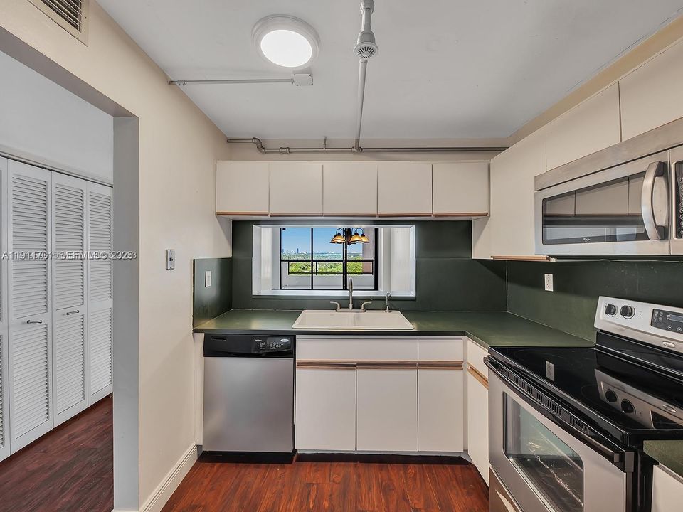 Recently Rented: $2,900 (1 beds, 1 baths, 848 Square Feet)