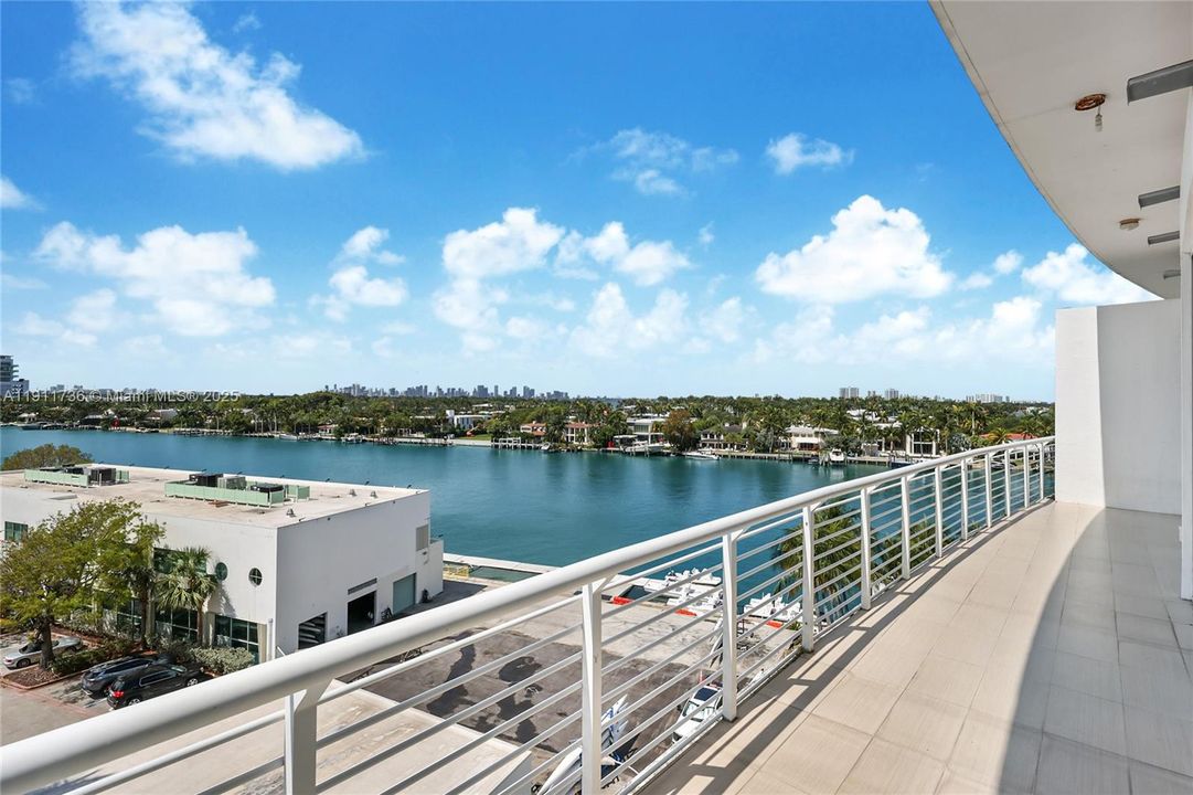 Под контрактом: $1,150,000 (3 спален, 3 ванн, 1712 Квадратных фут)