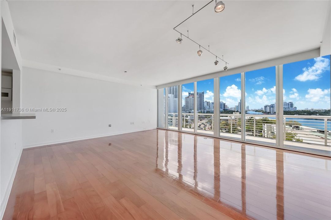 Под контрактом: $1,150,000 (3 спален, 3 ванн, 1712 Квадратных фут)