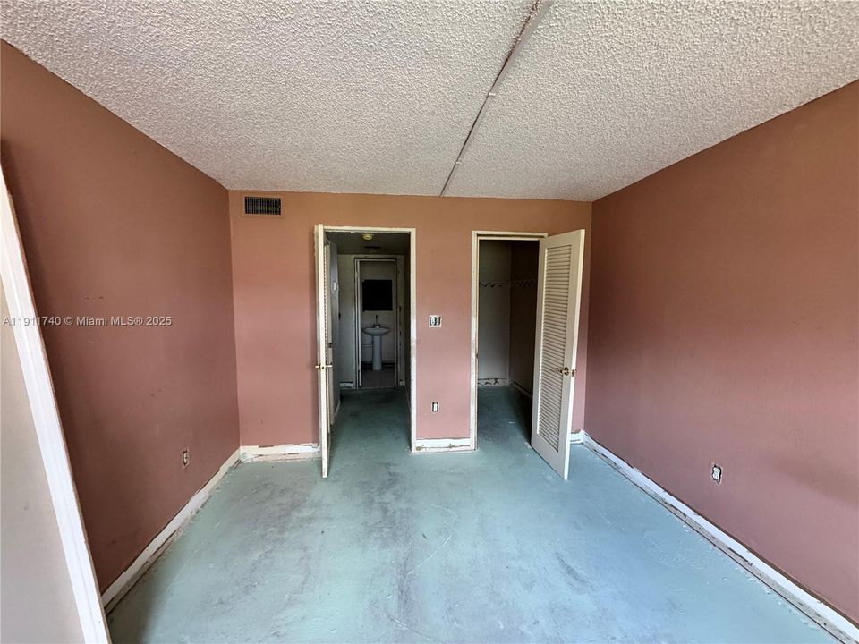 Recently Sold: $110,000 (1 beds, 1 baths, 638 Square Feet)