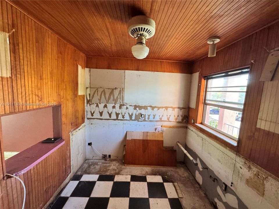 Recently Sold: $110,000 (1 beds, 1 baths, 638 Square Feet)