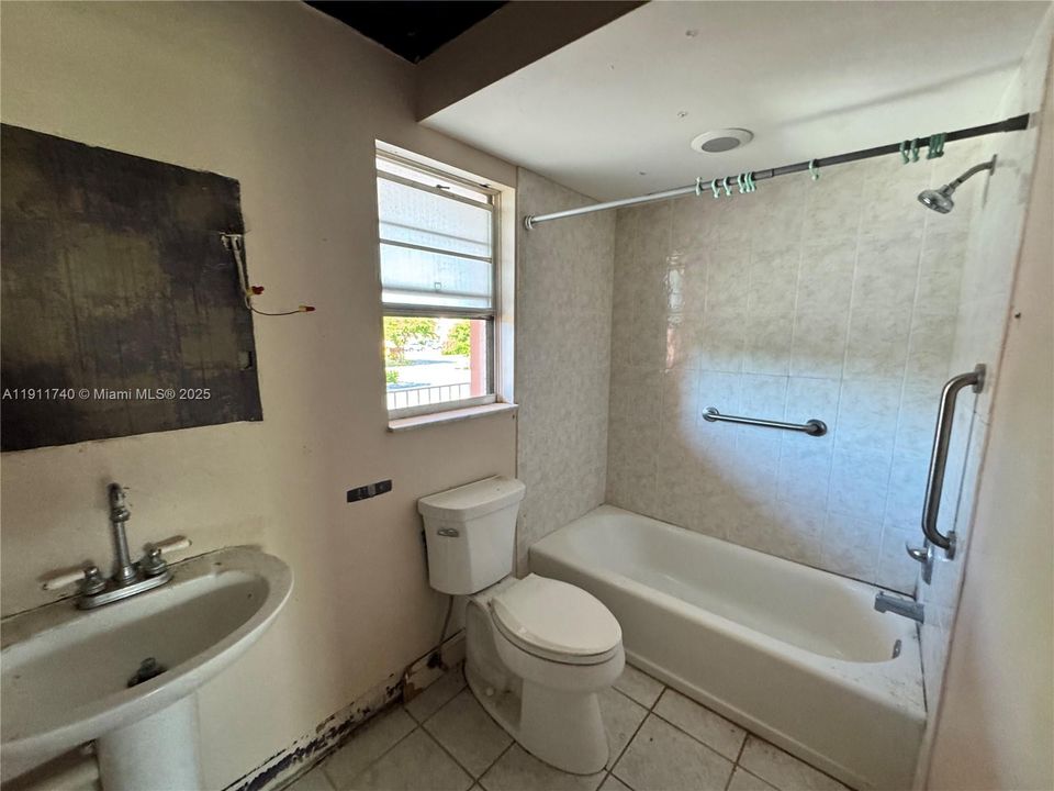 Recently Sold: $110,000 (1 beds, 1 baths, 638 Square Feet)