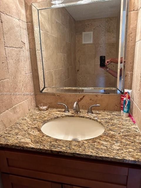 待售: $395,000 (1 贝兹, 1 浴室, 930 平方英尺)