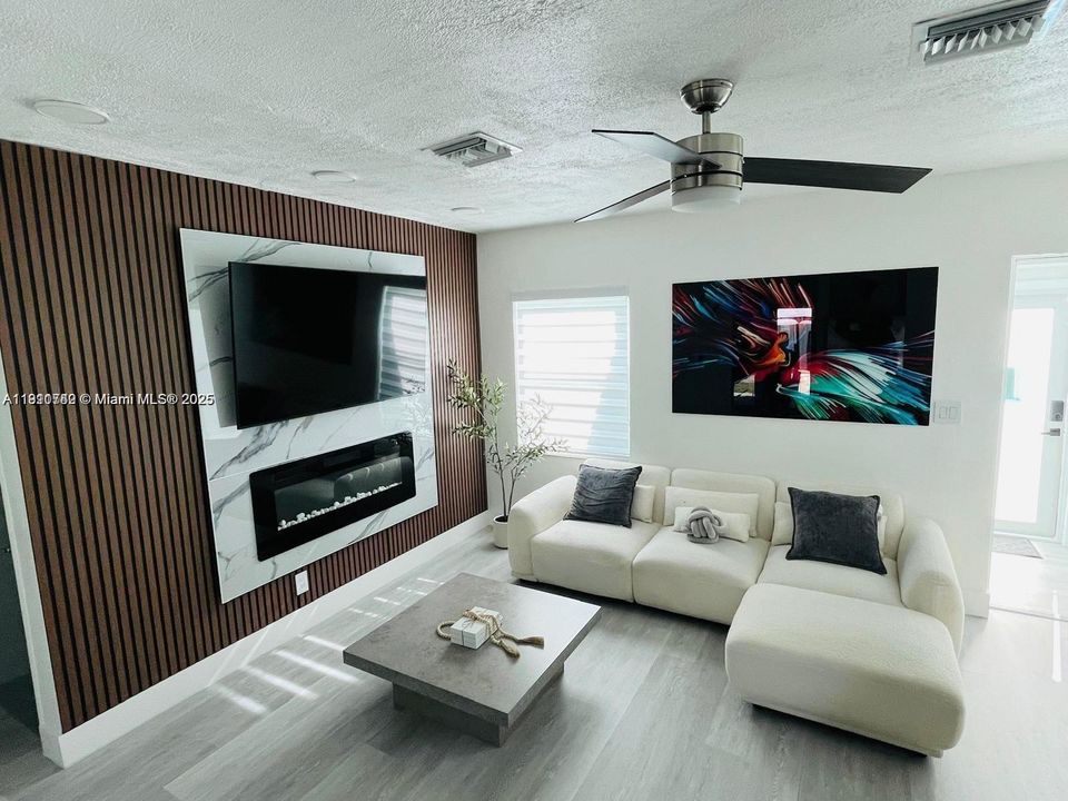 Active With Contract: $2,400 (2 beds, 1 baths, 786 Square Feet)