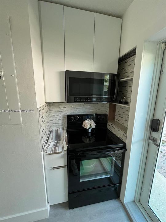 Active With Contract: $2,400 (2 beds, 1 baths, 786 Square Feet)