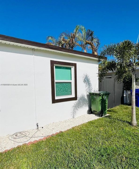 Active With Contract: $2,400 (2 beds, 1 baths, 786 Square Feet)