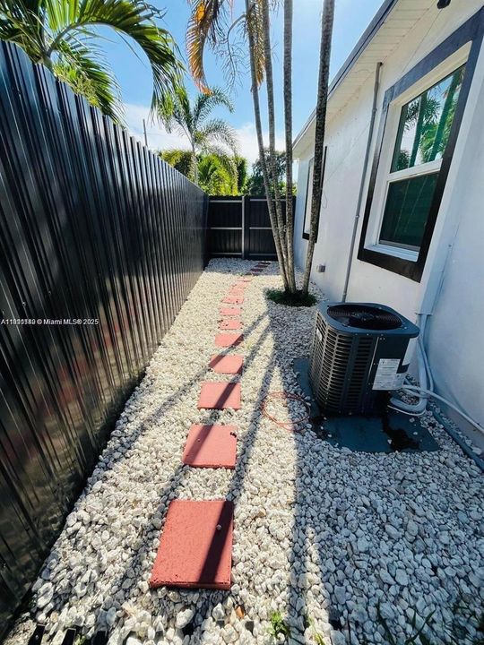 Active With Contract: $2,400 (2 beds, 1 baths, 786 Square Feet)