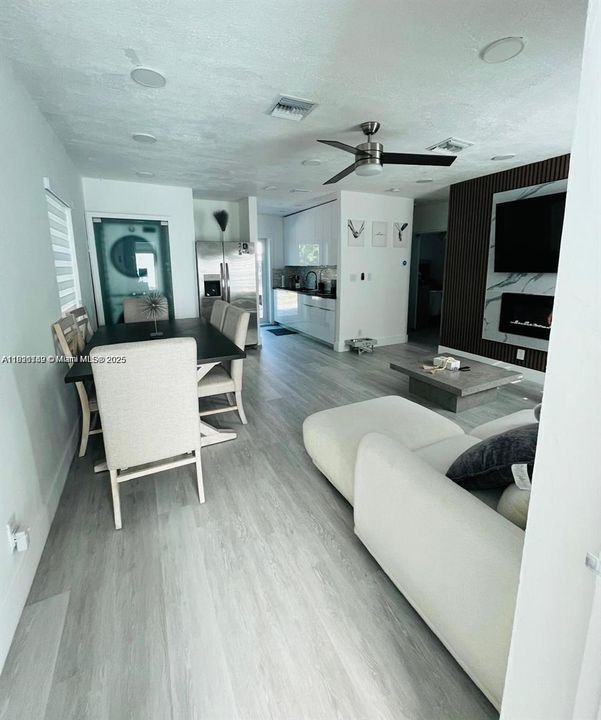 Active With Contract: $2,400 (2 beds, 1 baths, 786 Square Feet)