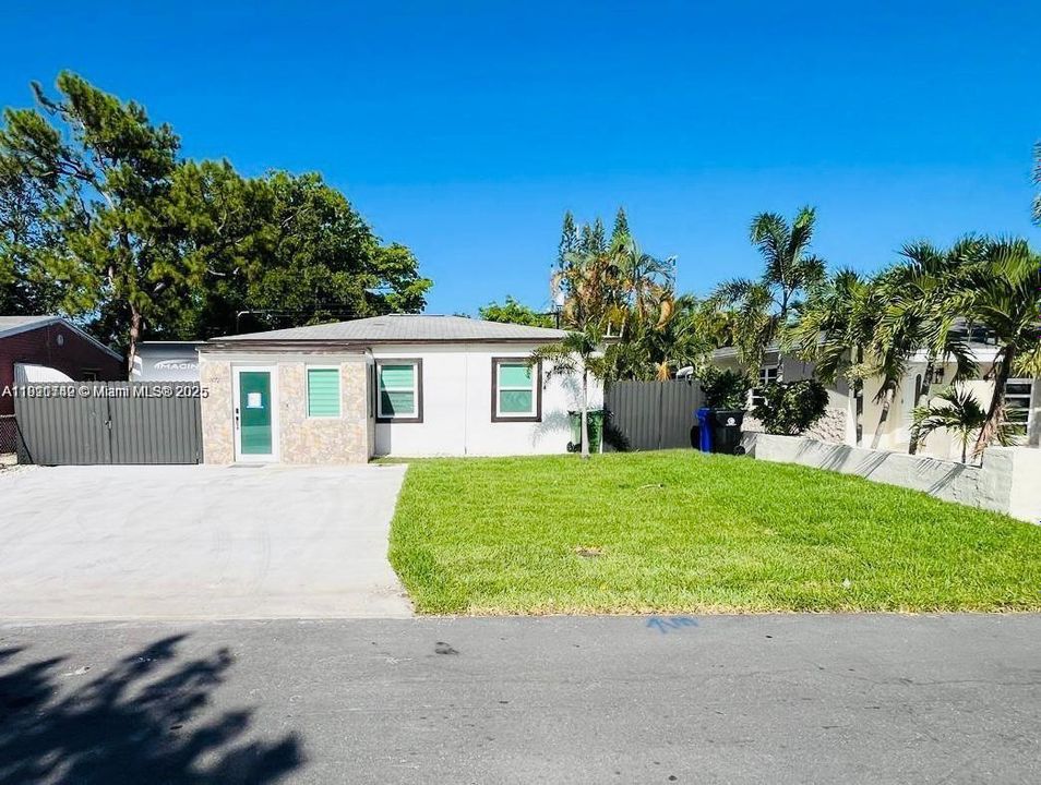 Active With Contract: $2,400 (2 beds, 1 baths, 786 Square Feet)