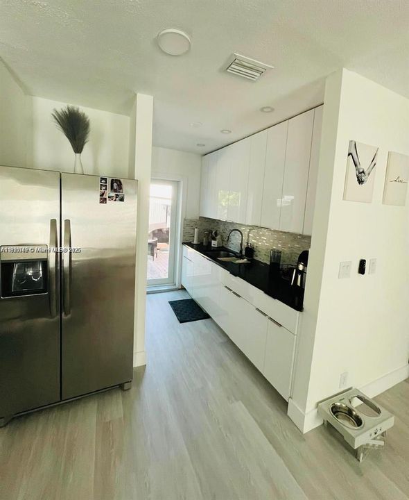 Active With Contract: $2,400 (2 beds, 1 baths, 786 Square Feet)