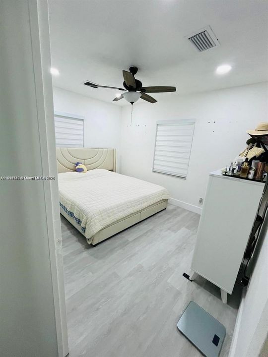 Active With Contract: $2,400 (2 beds, 1 baths, 786 Square Feet)