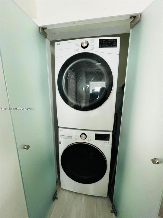 Active With Contract: $2,400 (2 beds, 1 baths, 786 Square Feet)