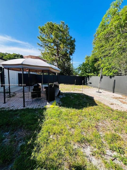 Active With Contract: $2,400 (2 beds, 1 baths, 786 Square Feet)