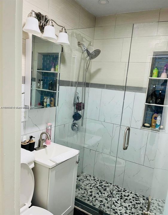 Active With Contract: $2,400 (2 beds, 1 baths, 786 Square Feet)