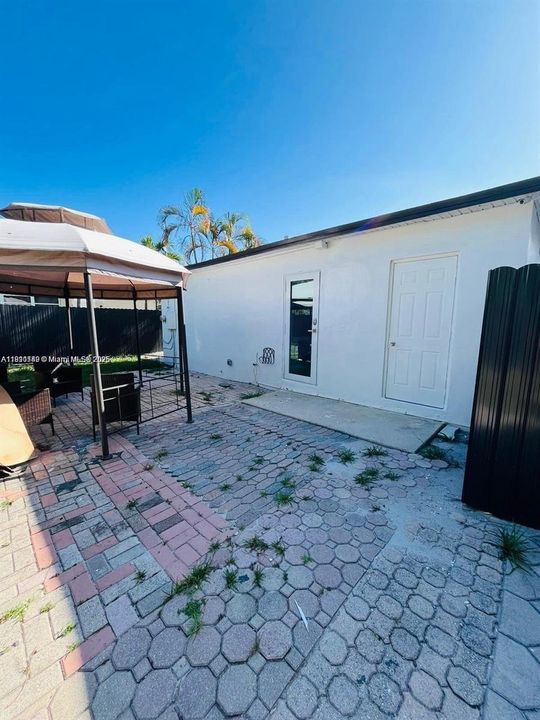 Active With Contract: $2,400 (2 beds, 1 baths, 786 Square Feet)