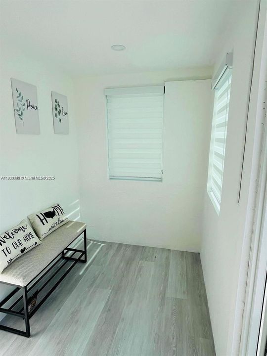 Active With Contract: $2,400 (2 beds, 1 baths, 786 Square Feet)