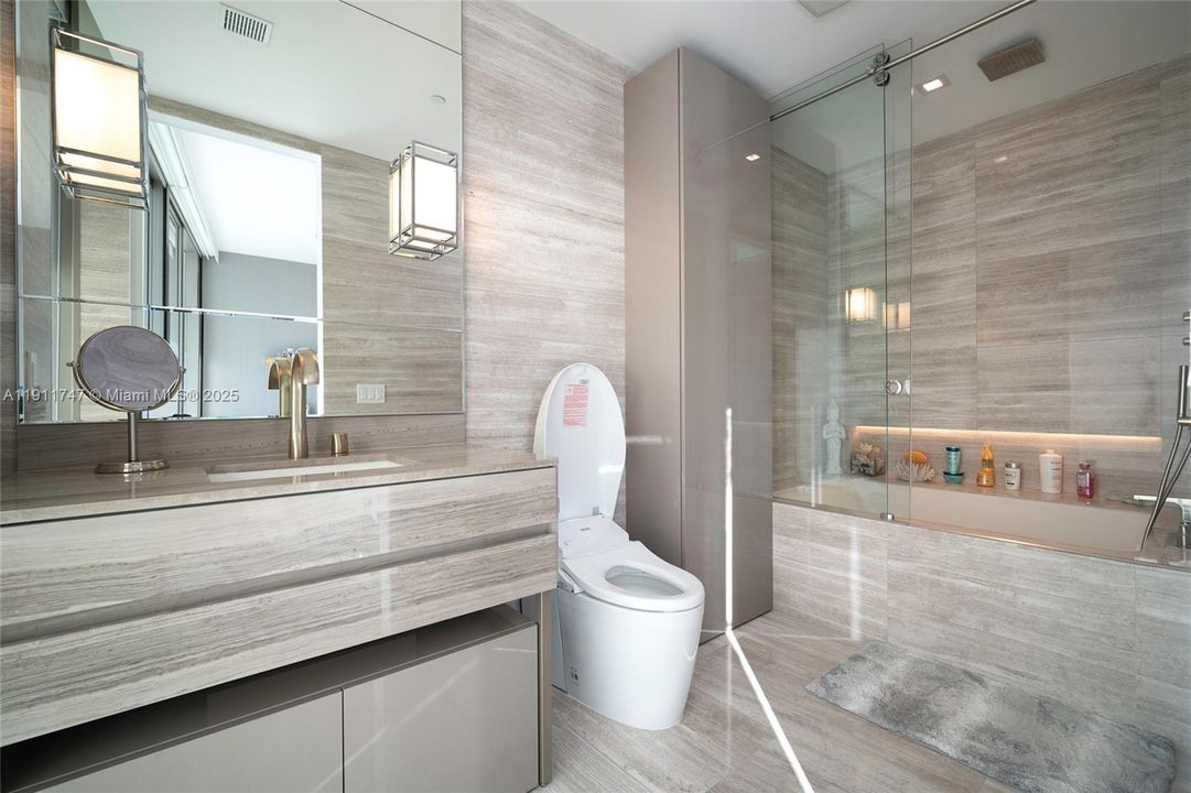 На продажу: $2,399,000 (2 спален, 2 ванн, 1138 Квадратных фут)