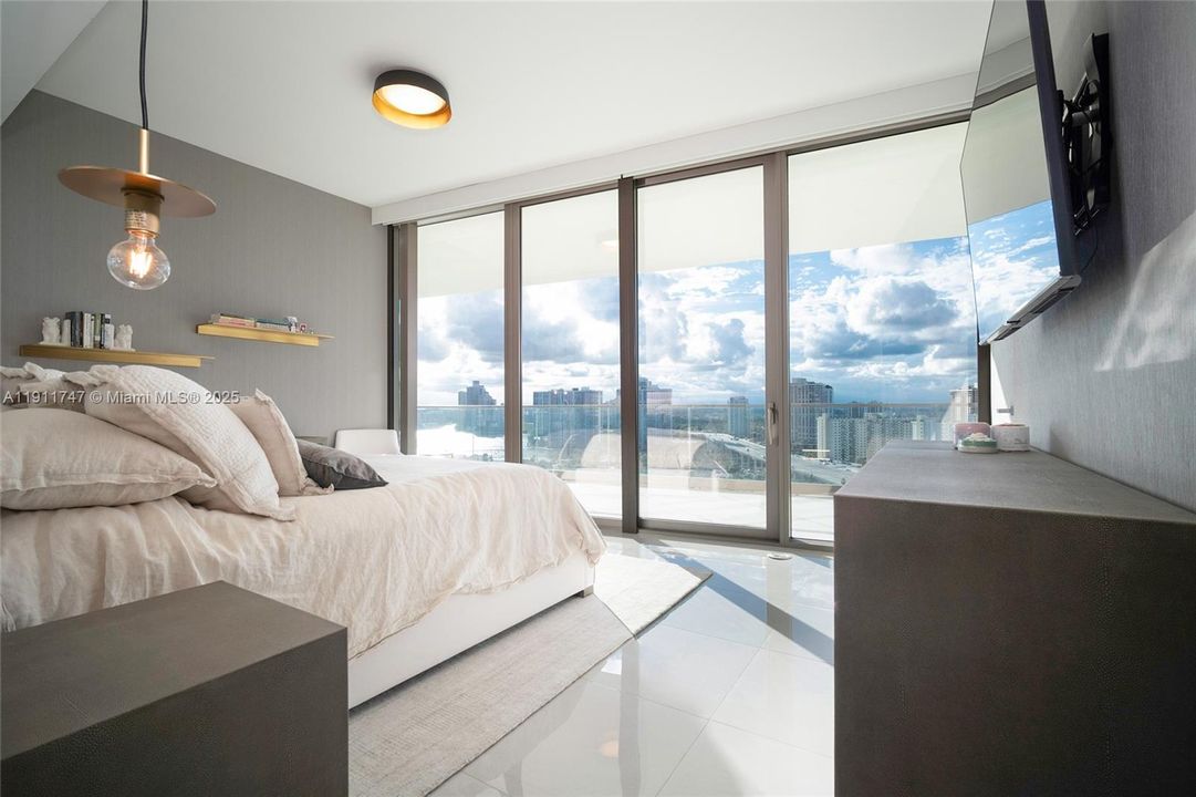 На продажу: $2,399,000 (2 спален, 2 ванн, 1138 Квадратных фут)