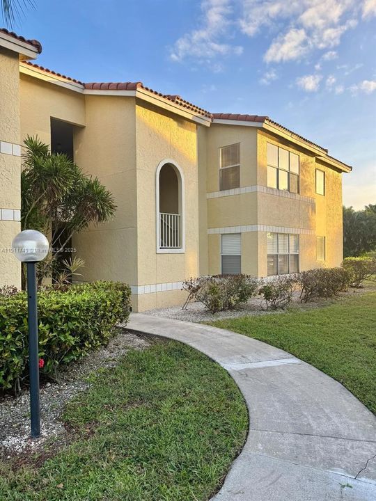 待售: $240,000 (2 贝兹, 2 浴室, 1065 平方英尺)