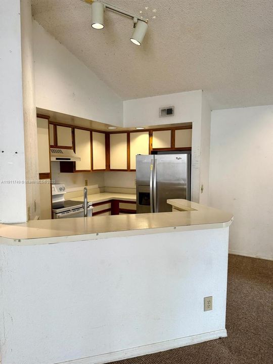 待售: $240,000 (2 贝兹, 2 浴室, 1065 平方英尺)