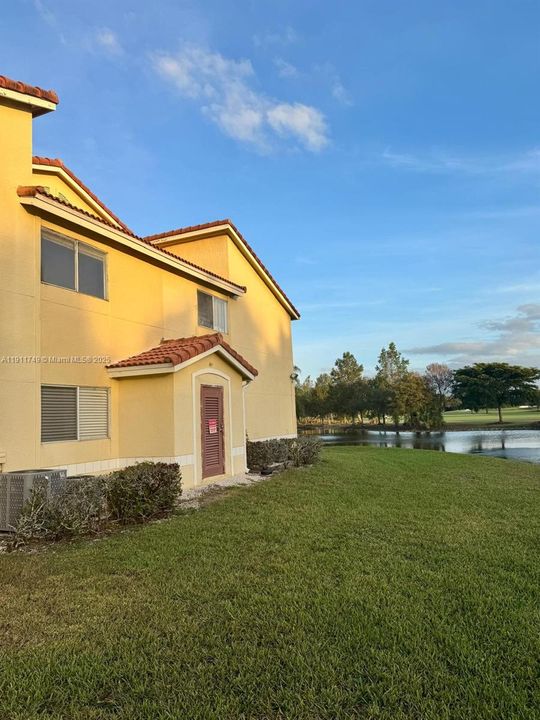 待售: $240,000 (2 贝兹, 2 浴室, 1065 平方英尺)