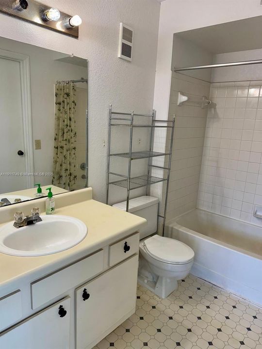 待售: $240,000 (2 贝兹, 2 浴室, 1065 平方英尺)