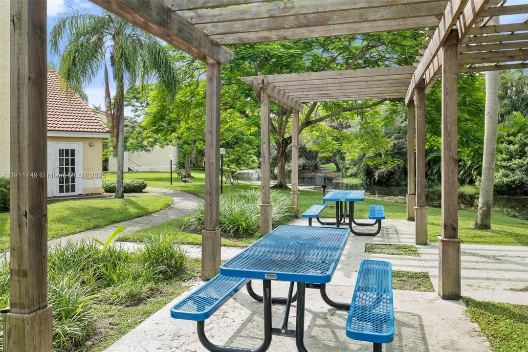 待售: $240,000 (2 贝兹, 2 浴室, 1065 平方英尺)